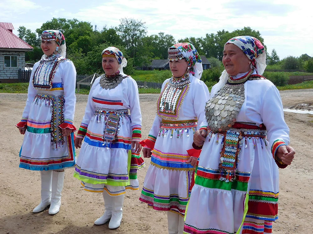 Nationaltracht der Wiese Mari
