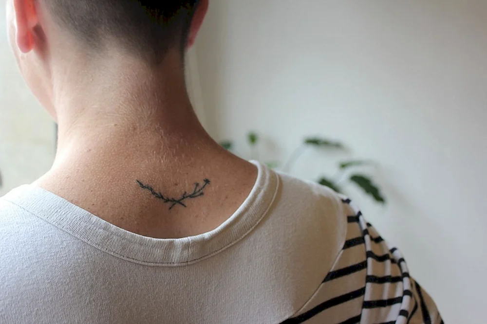 Schlüsselbein Tattoo für Mädchen
