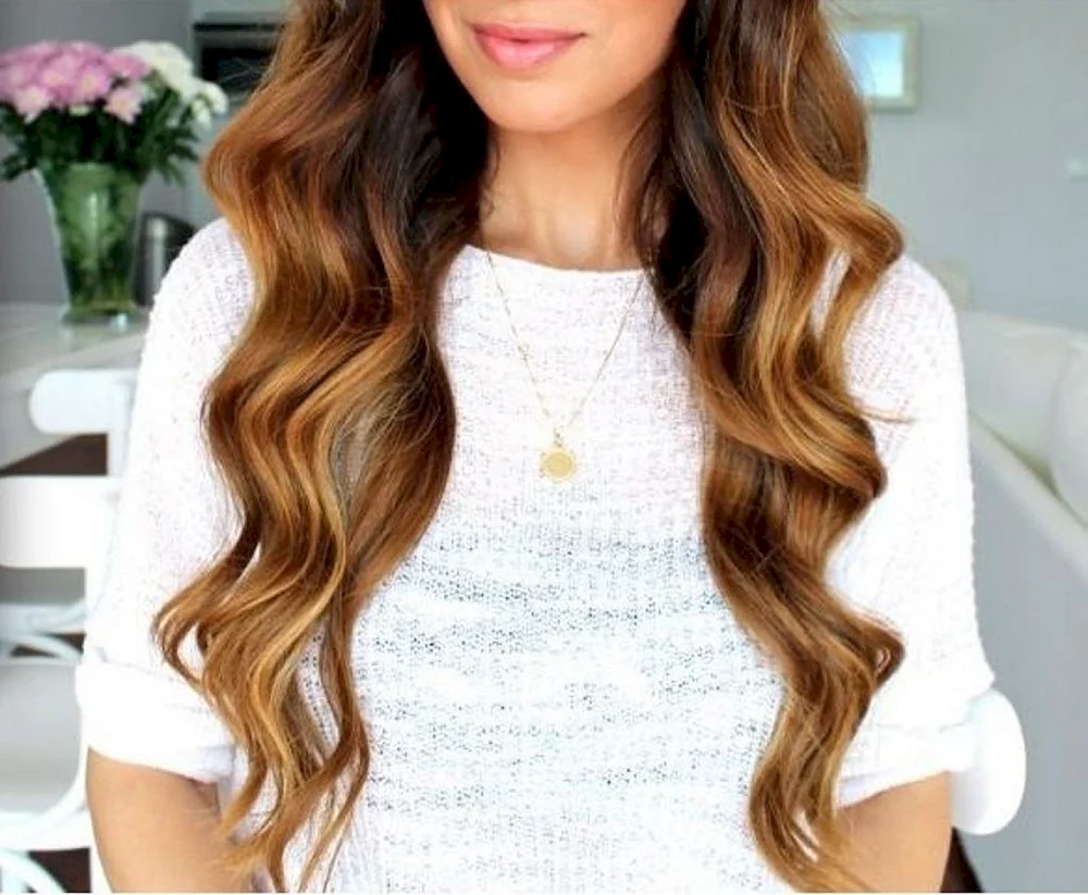 Negin Mirsahlehir Locken auf mittellangem Haar mit einem Lockenstab