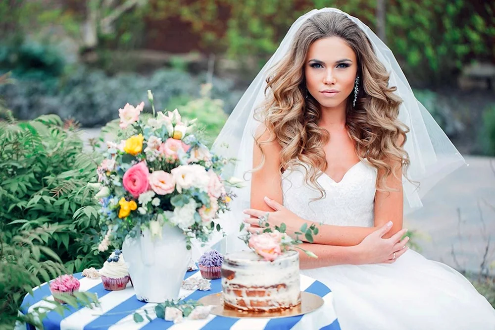 Braut mit Locken und Schleier