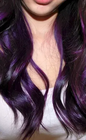 Nicole Ellers mit lila Haaren