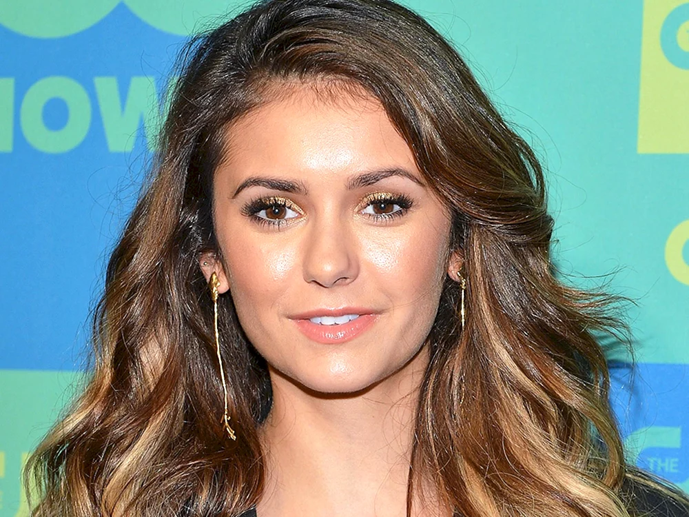 Nina Dobrev mit langen Haaren Dobrev