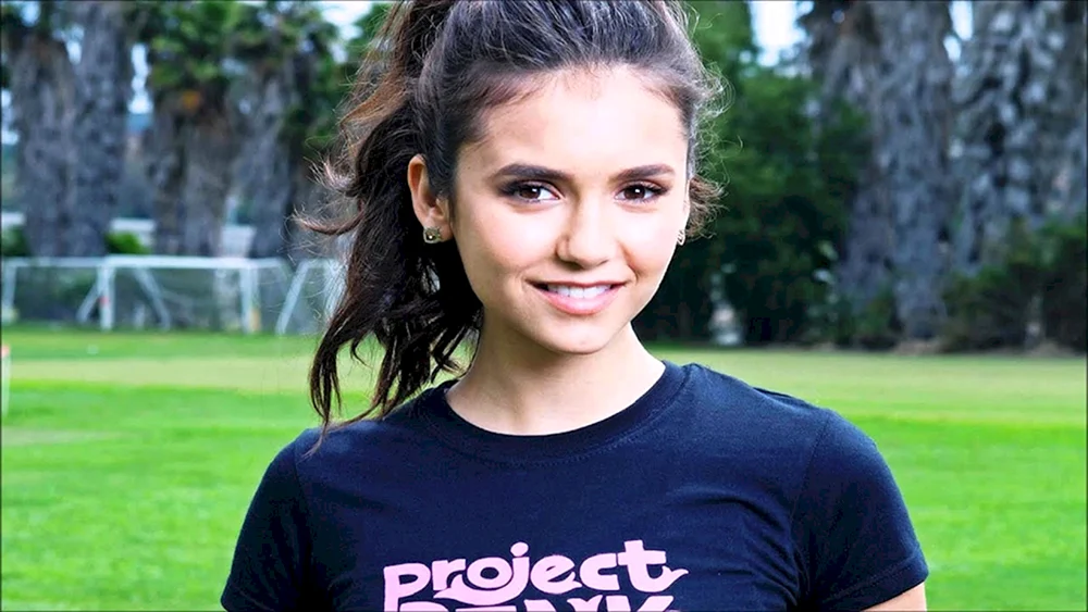 Nina Dobrev mit kurzen Haaren