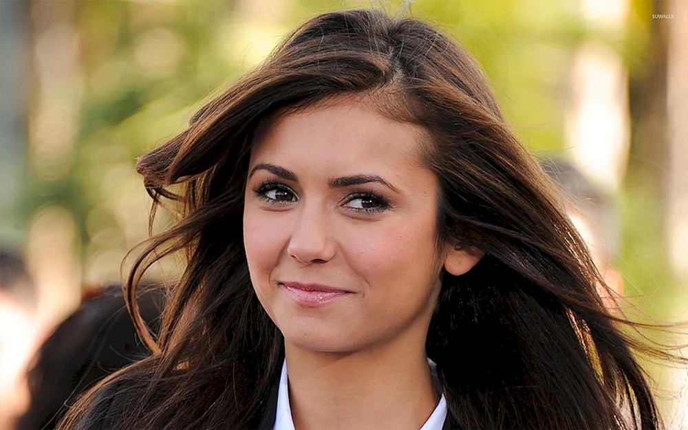 Nina Dobrev Foto