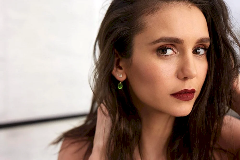 Nina Dobrev Foto