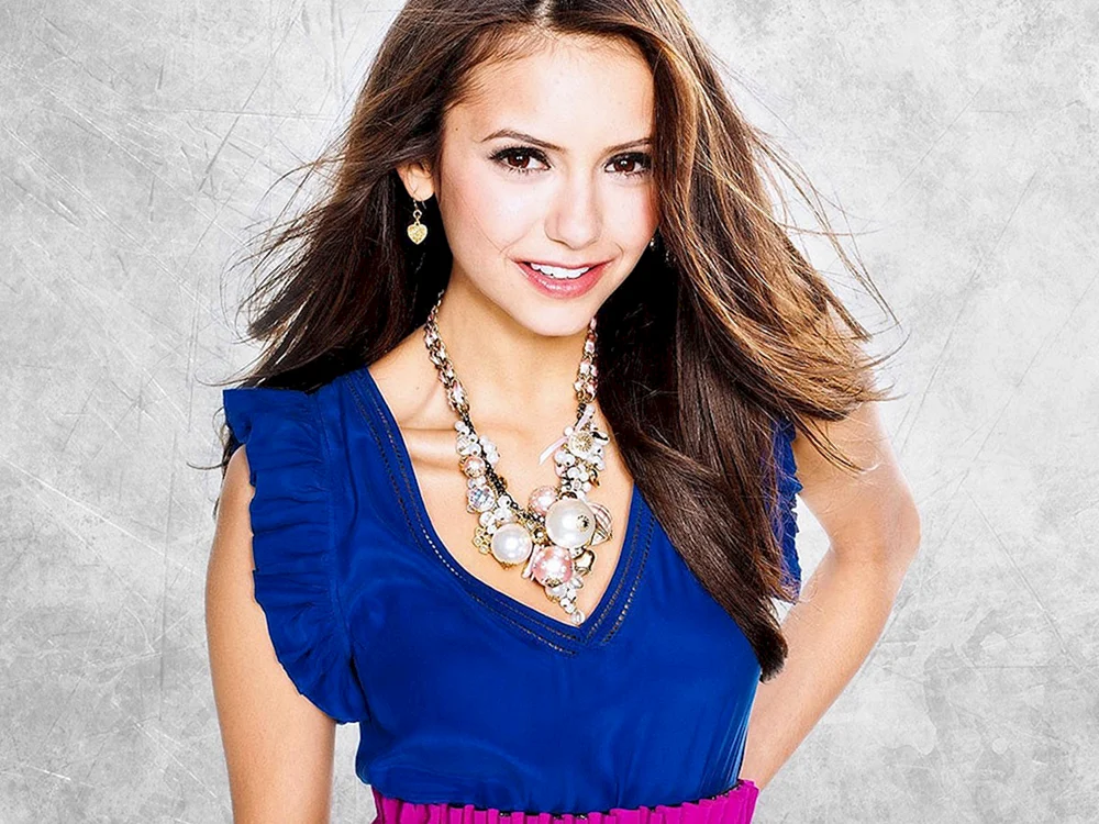 Nina Dobrev Foto