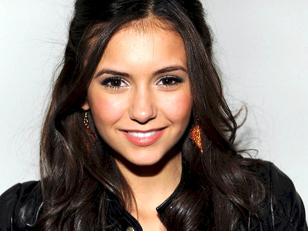 Nina Dobrev Foto