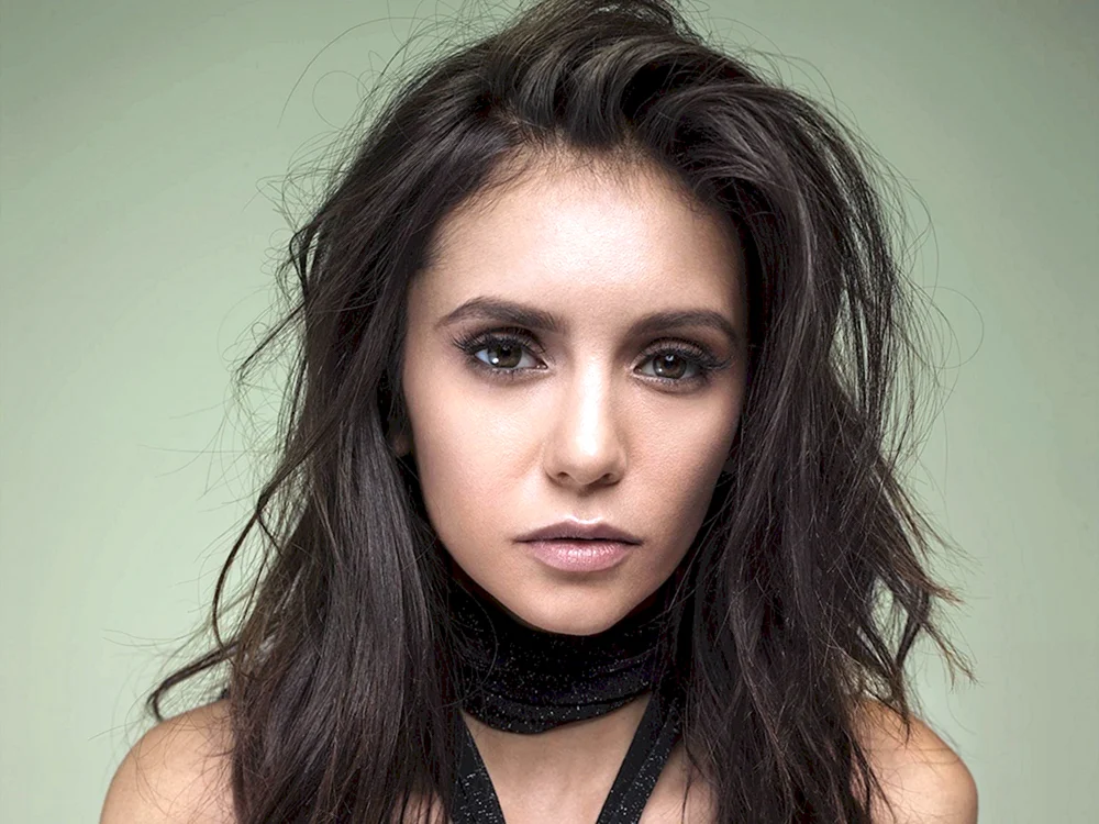 Nina Dobrev Foto