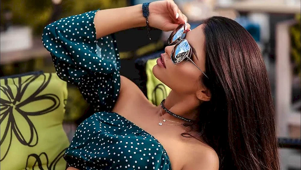 Nina Dobrev mit Sonnenbrille