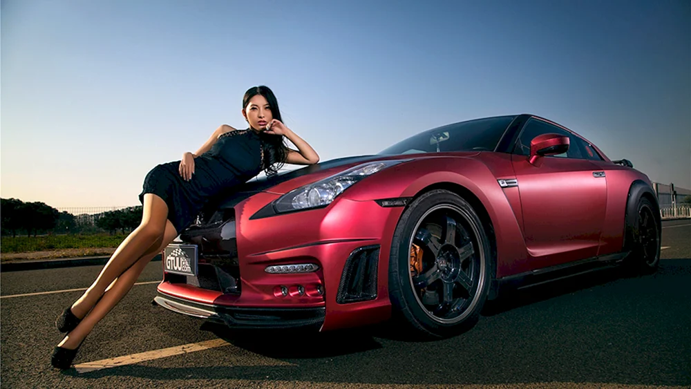 Nissan gt- r r35 mit Mädchen