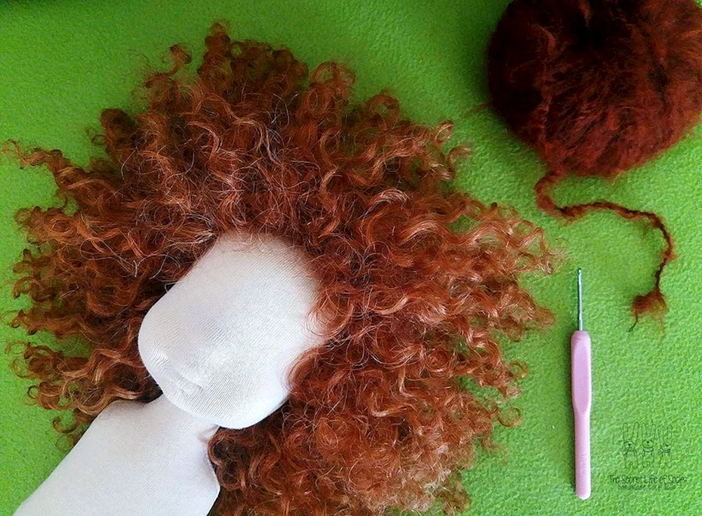 Stiche Haare für eine Puppe