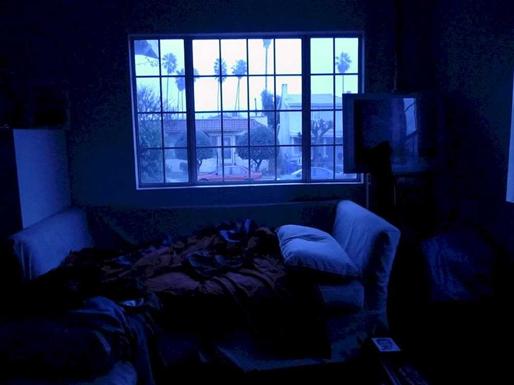 Ein Zimmer mit einem Bett im Dunkeln