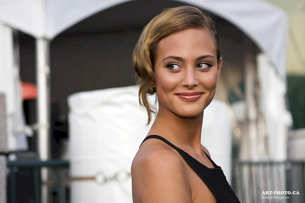 Nora Arnezeder 2021