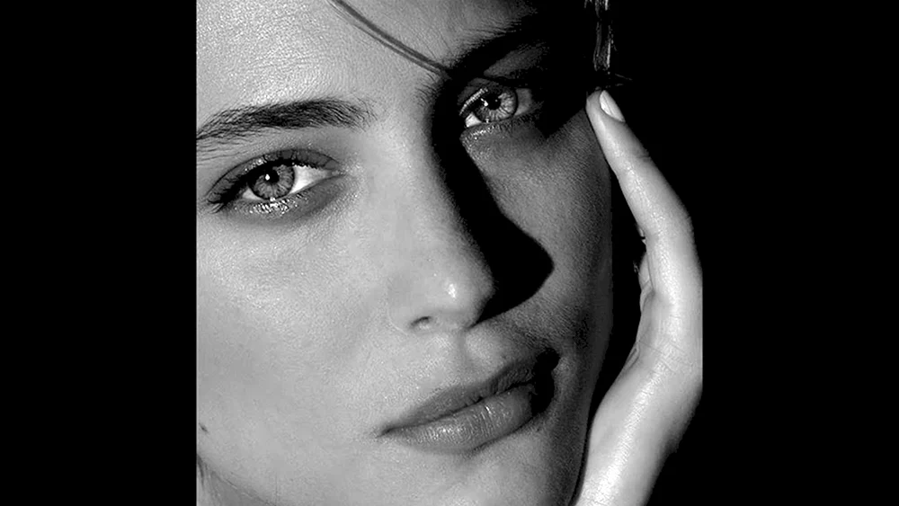 Nora Arnezeder photo
