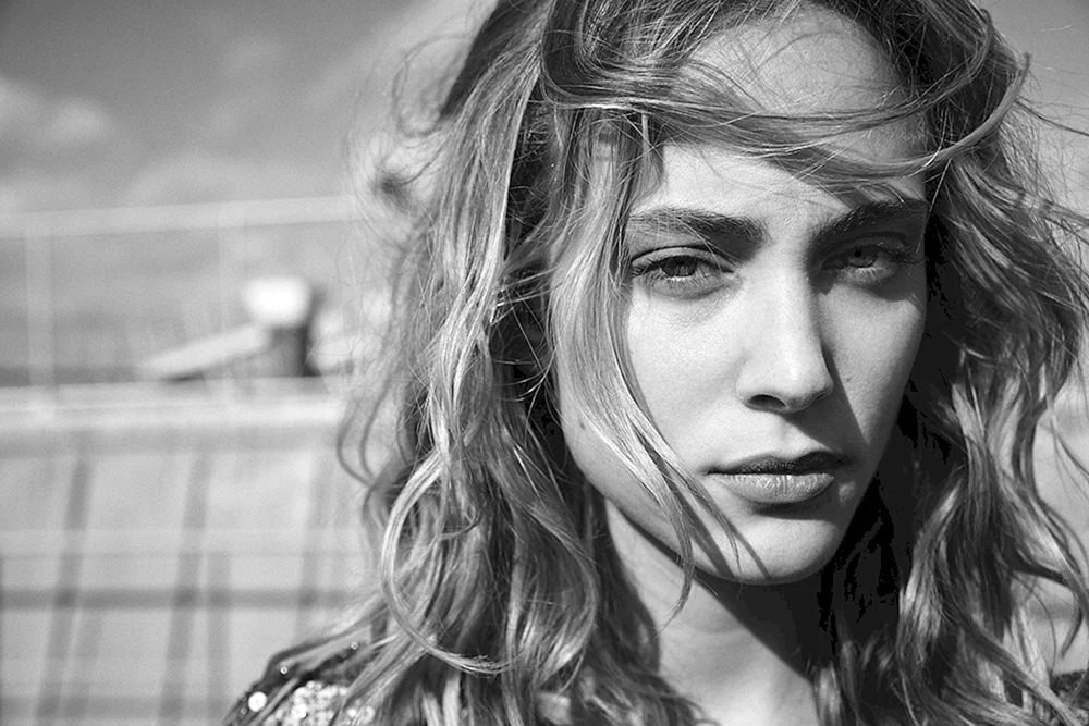 Nora Arnezeder Angelika