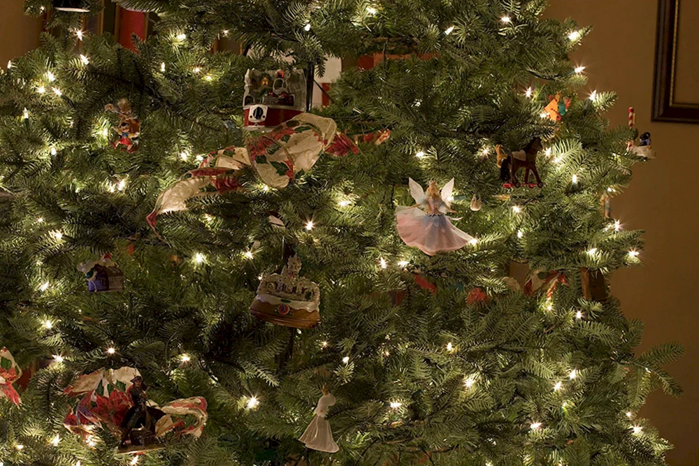 Neujahrsbaum mit Kugeln