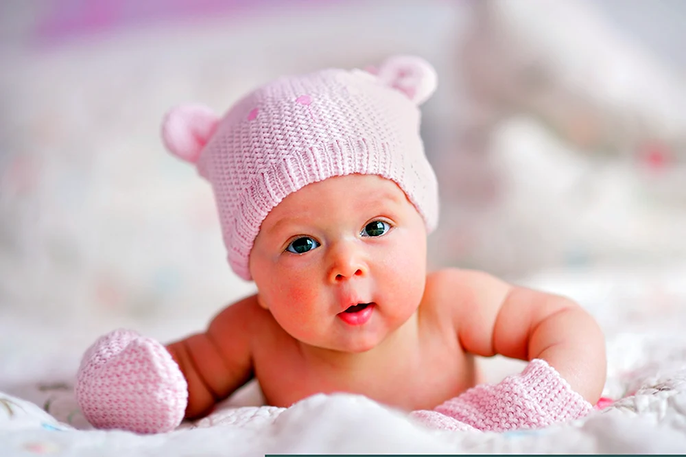 Neugeborenes Baby in einer Mütze