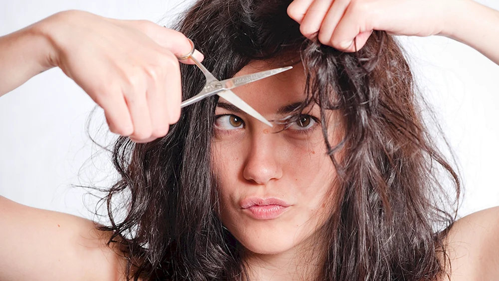 Mädchen schneidet sich die Haare ab
