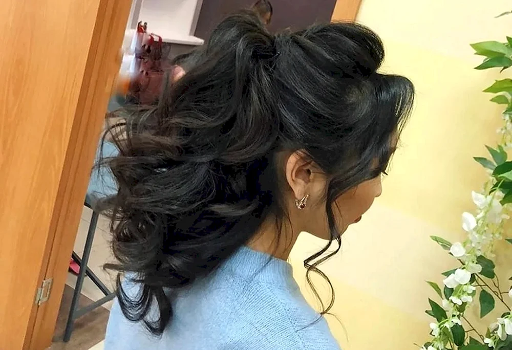 Voluminöser Pferdeschwanz mit Locken