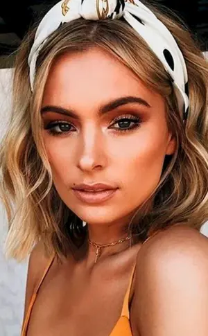 Stirnband auf kurzem Haar