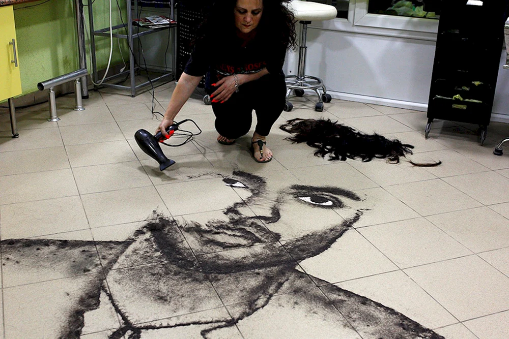Geschnittene Haare am Boden auf dem Boden liegendes Haar