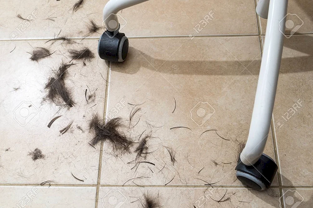 geschnittenes Haar im Friseursalon