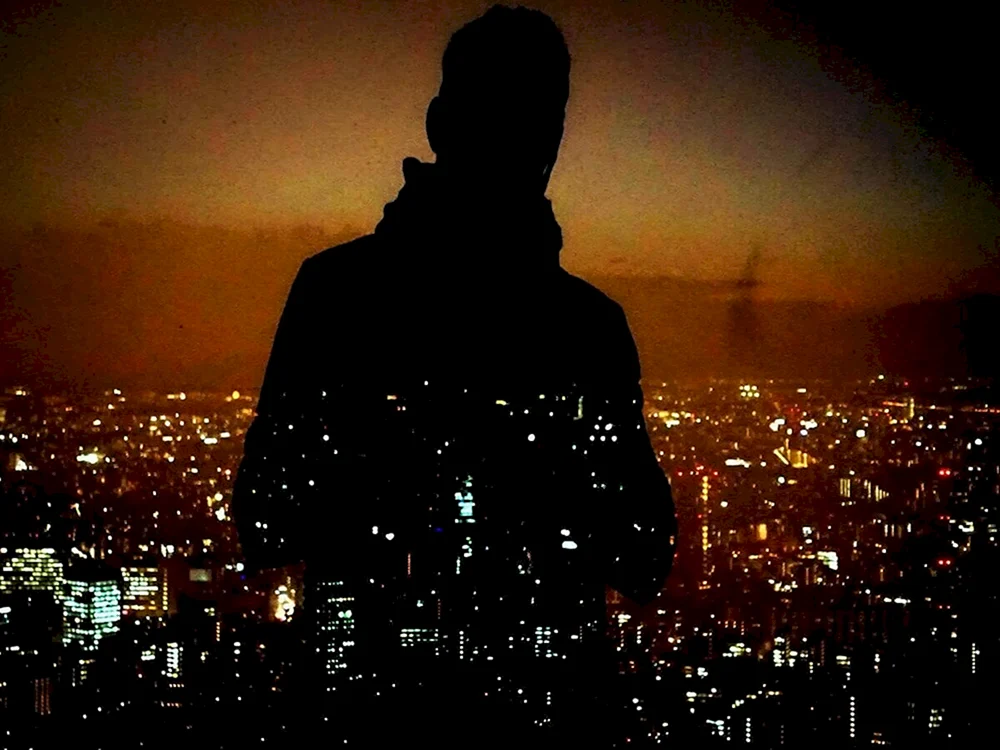 Ein einsamer Kerl bei Nacht