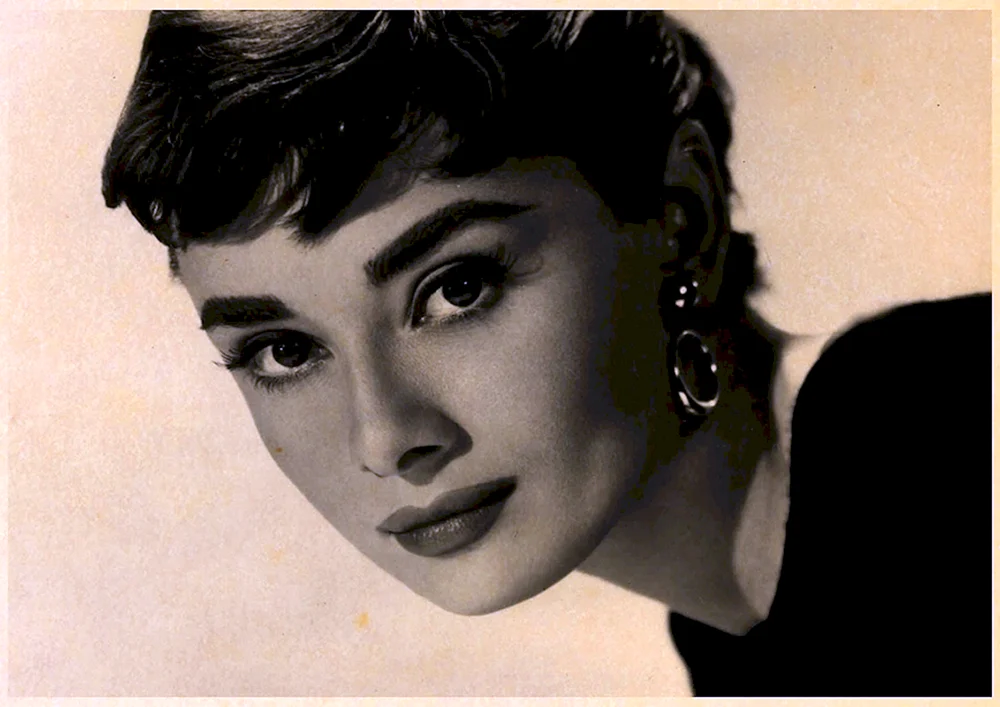 Audrey Hepburn mit Kurzhaarschnitt
