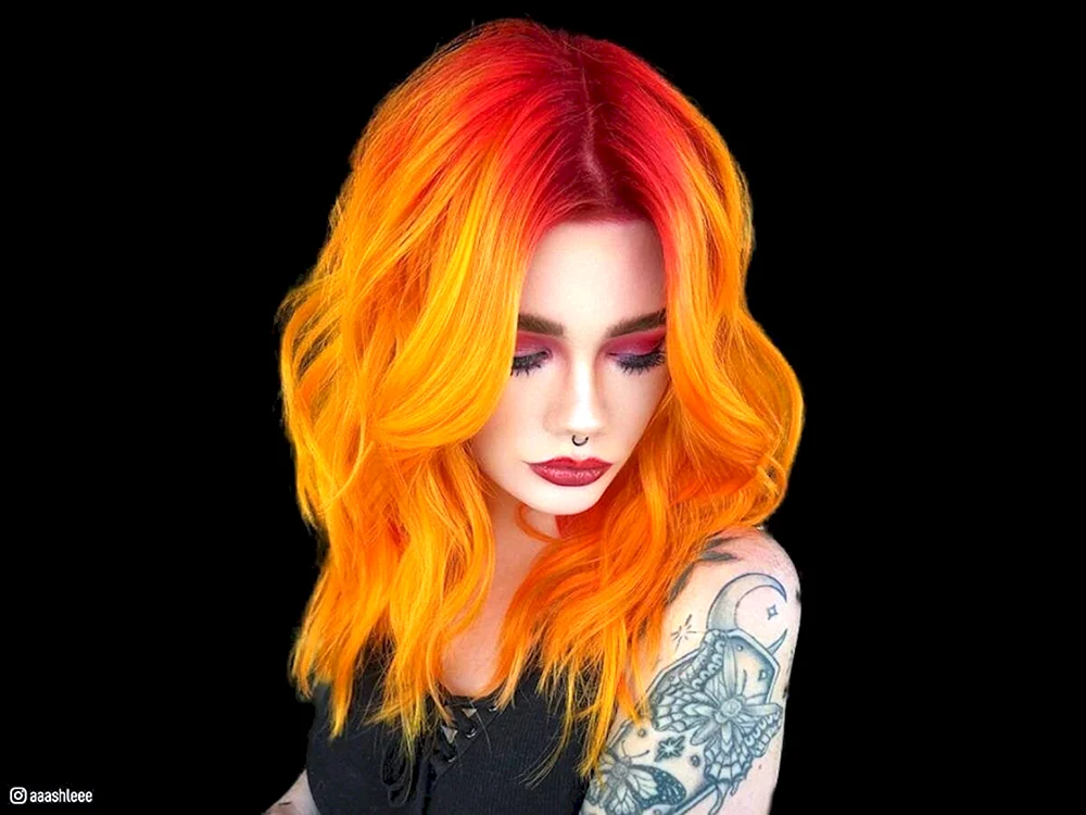 Kurzes rotes Haar.