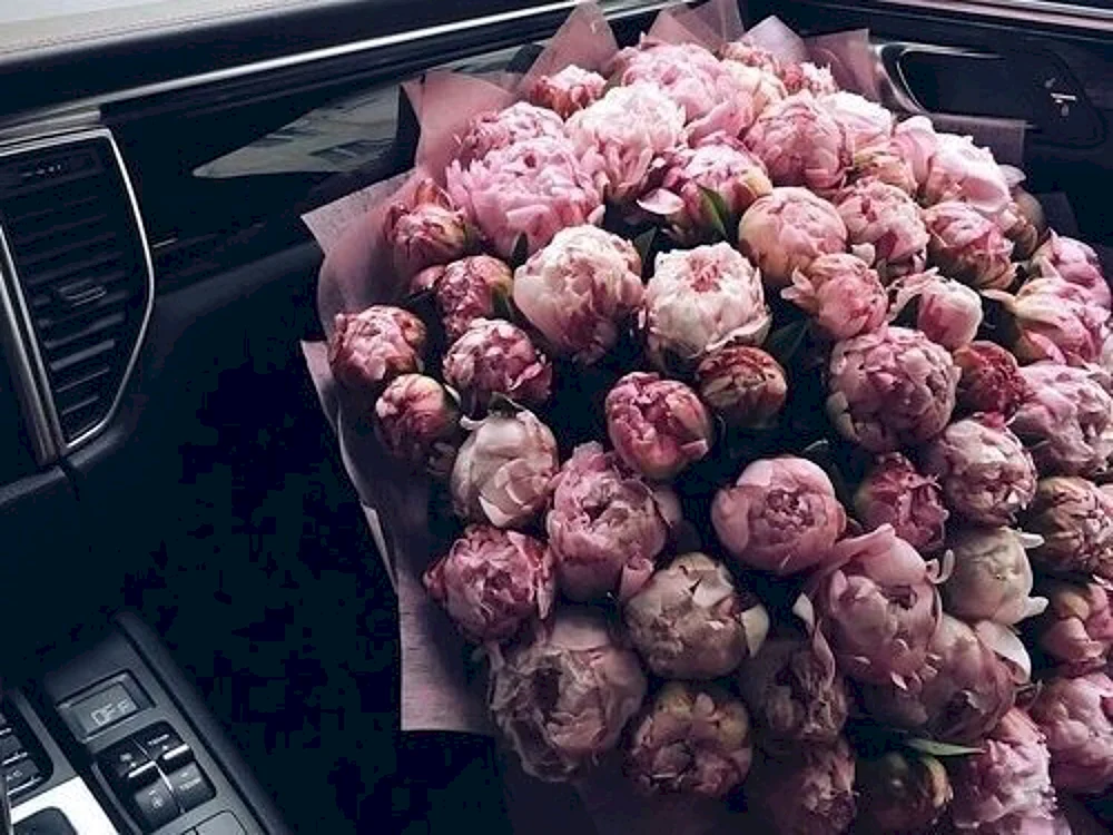 Blumenstrauß im Innenraum des Autos