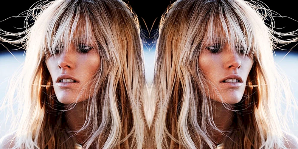 Blonde Haarfärbung mit dunklen Strähnen