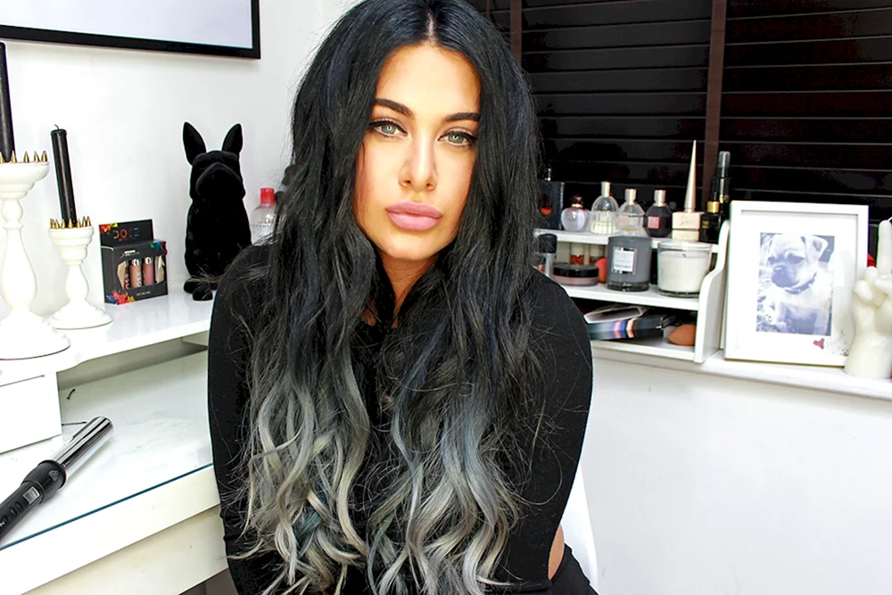 Brunette mit weißen Strähnen Scheitelhaarfarbe mit dunklem Ansatz