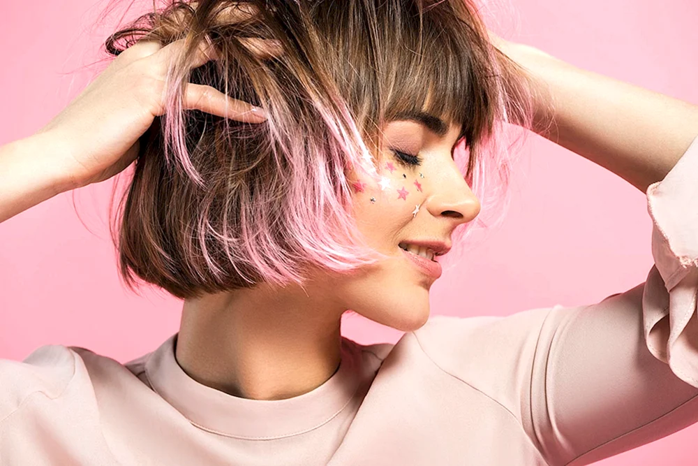 Mahogesh Haarstyling. kurzes Haar