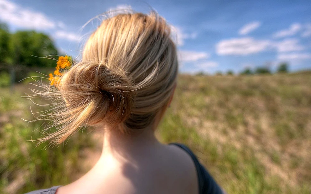 Blond von hinten