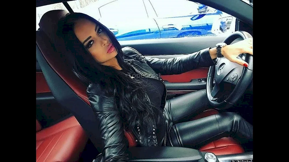 Olesya Malinskaya Leder