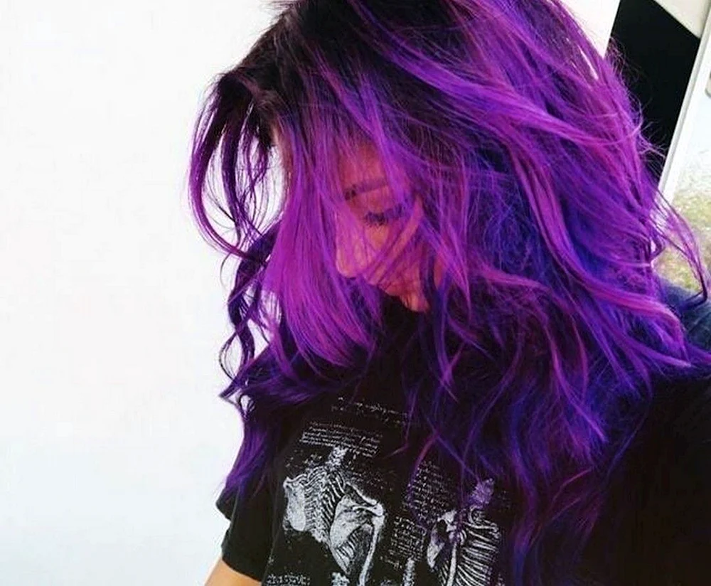 Olivia Aubrain mit lila Haaren