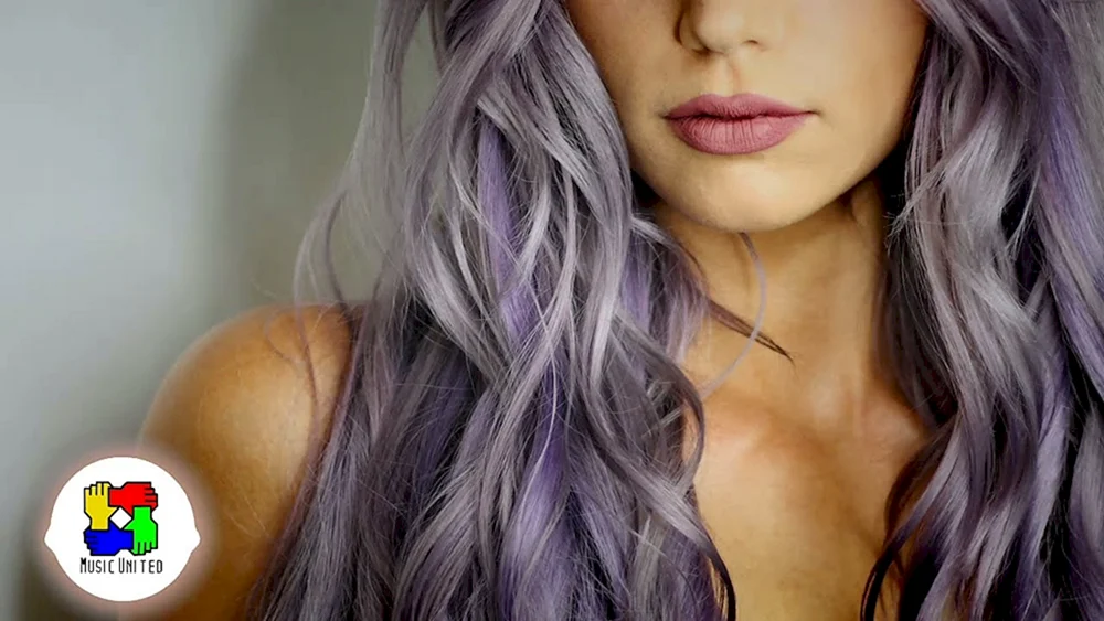 Olivia Aubrain mit lila Haaren