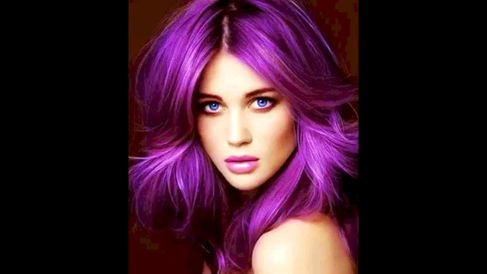 Olivia Aubrain mit lila Haaren