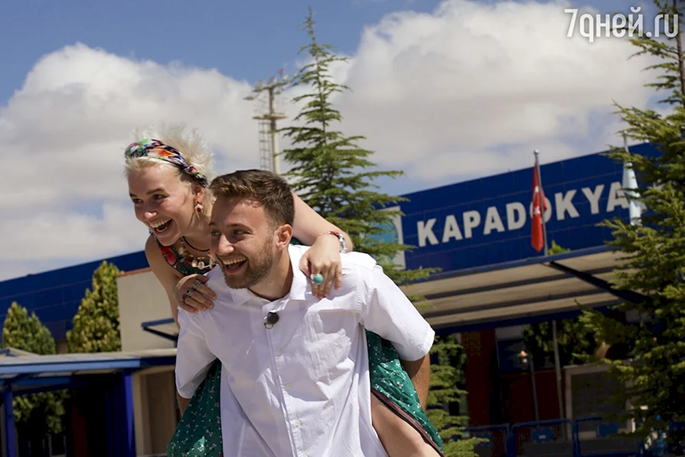 Headline Vasilisa KhvostovaHeadline und Reshka Anton und Vasilisa