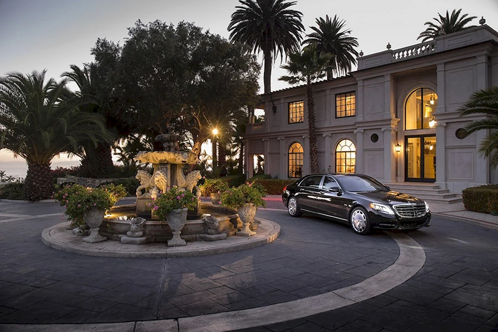 Eine Villa mit einem Auto