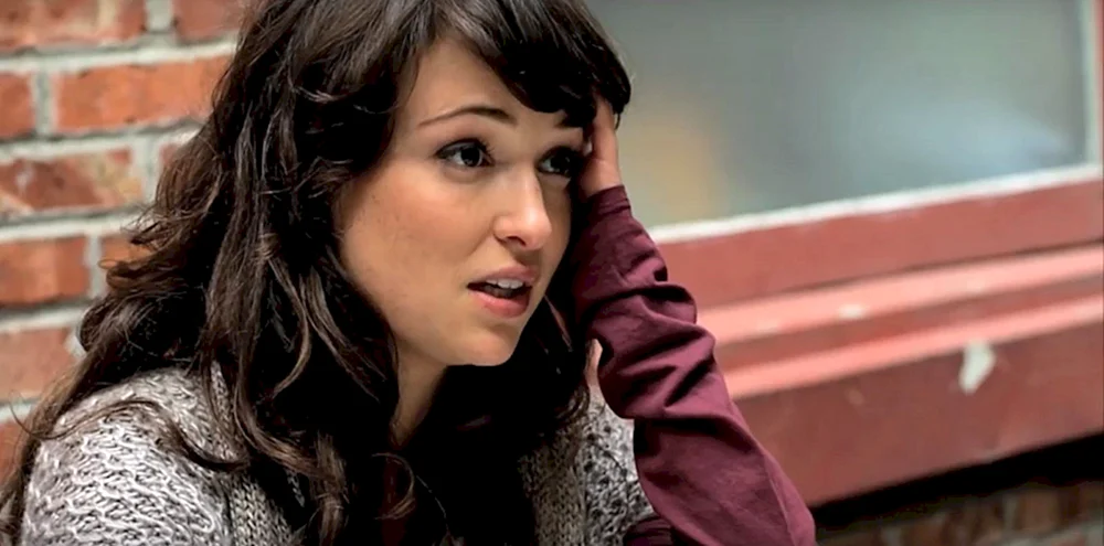 2-. Milana Vayntrub