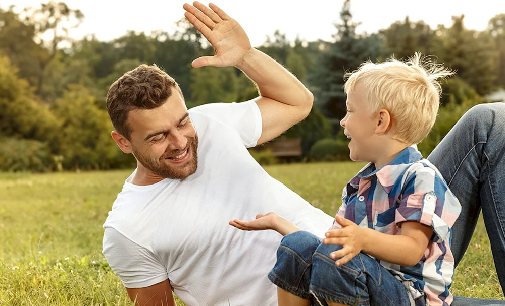 Vater und Sohn halten sich an den Händen
