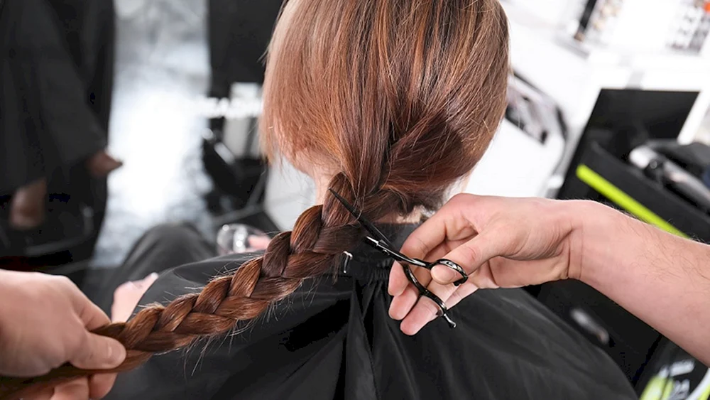 Mädchen schneidet sich die Haare ab