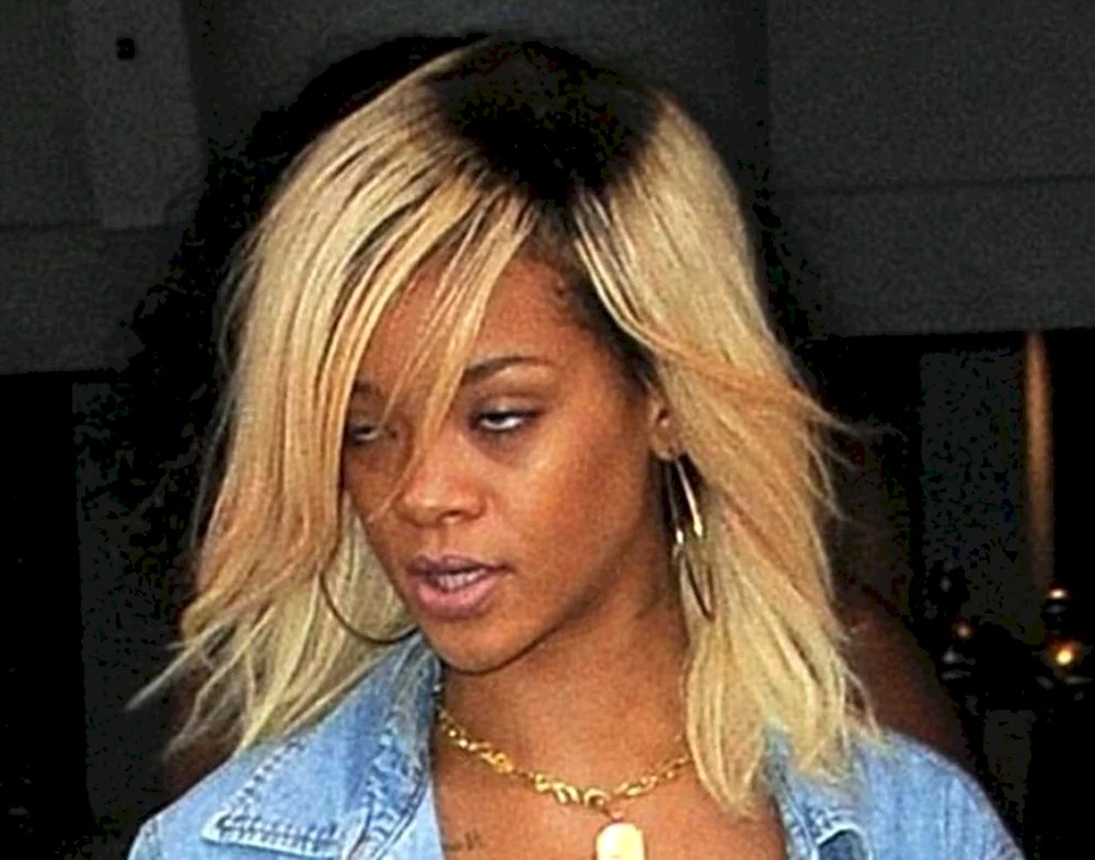 Blonde Wurzelsträhnchen auf blondem Haar dunkle Wurzeln
