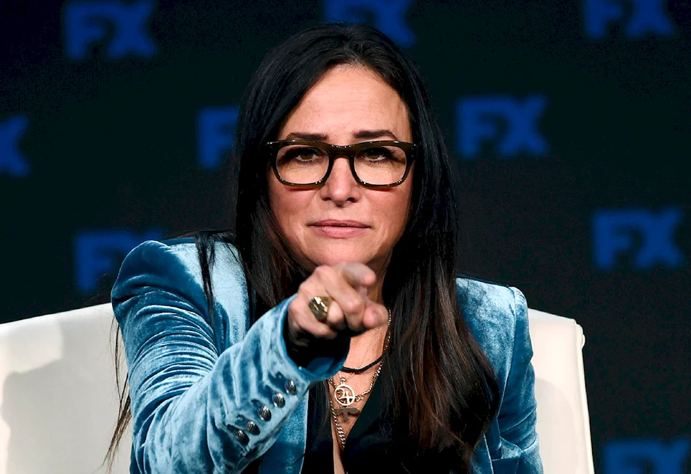 Pamela Adlon Stimme