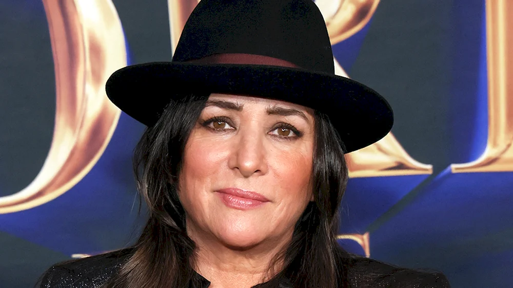 Pamela Adlon als junge Frau
