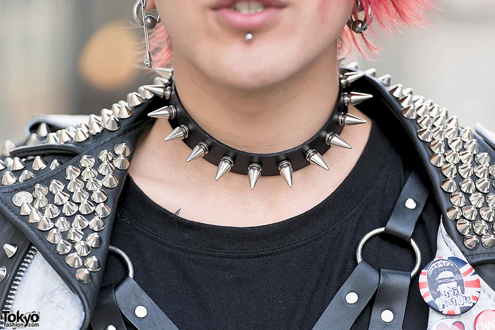 Punk Cop mit Dreadlocks