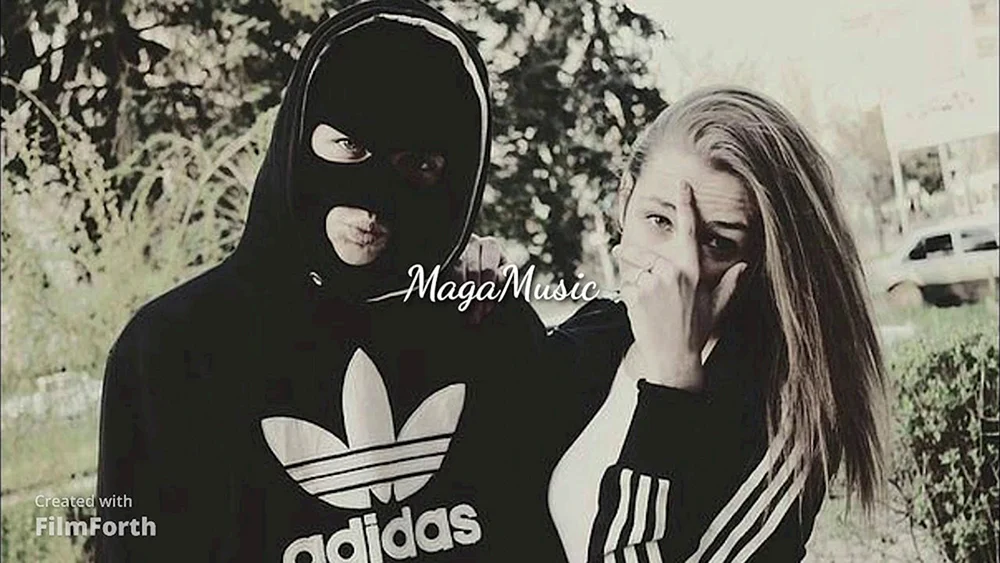Ein Mann und ein Mädchen in Masken