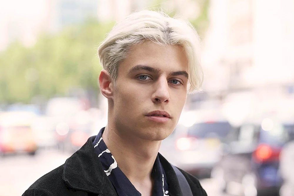 Blond gefärbter Junge