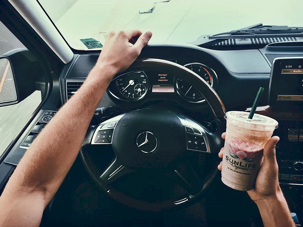 Der Typ auf dem Mercedes
